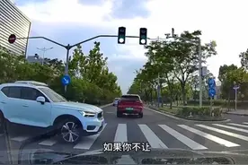 掉头的车辆必须得让直行车辆，如果不让出事后掉头车辆负全责视频封面