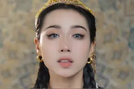 楼兰 的兴衰 楼兰到底做了什么，遭到中原人的痛恨，为什么古代诗人痛恨楼兰，楼兰到底在哪里，楼兰还能参观吗。 楼兰是古西域的一个小国，楼兰是丝绸之路的重要节点，楼兰富庶，但是左右摇摆，最终被灭，楼兰真的是一夜间什么消失的吗，楼兰美女，楼兰公主真的存在吗，我的楼兰背后有怎样的故事？ 新疆，罗布泊，塔克拉玛干沙漠，西域，新疆，新疆是个好地方，新疆旅行，新疆旅行攻略，若羌县。#新疆#新疆是个好地方#新疆旅游#新疆美女#楼兰视频封面