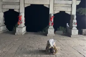夜爬泰山见到一个小姐姐，三步一磕头，很是令人动容，祝愿她能所求如愿。#夜爬泰山视频封面