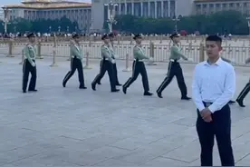 天安门广场降旗仪式结束，武警战士离场还入镜一位帅气白色便衣武警 #天安门 #天安门升旗 #军人 #便衣警察 #拥军爱国视频封面