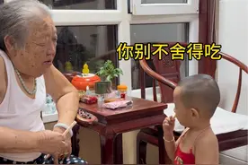 俩人说好的不整客气那一套，但好像又有点儿实诚过头了。#太奶奶和重孙 #一老一小两个活宝 #隔辈亲 #天伦之乐 #三虎子gy视频封面