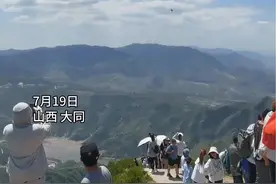 当战机略过恒山之巅，山顶的游客们发出阵阵欢呼，民族自豪感油然而生。（来源：@鹏哥爱生活 ）#民族自豪感 #爱国 #国富民强视频封面