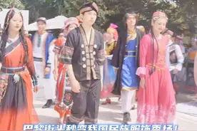 身为中国人看到这场独一无二的走秀真的炒鸡骄傲叭！#把巴黎街头变成民族服饰秀场 #巴黎奥运会 #民族自豪 #文化自信 #走秀视频封面