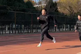 “中长跑” 体测800/1000m怎么一点都不累？今天就告诉你技巧与训练的组合拳！让你轻轻松松拿满分💯#体育生 #国产蜻蜓 #津吉斯无影视频封面