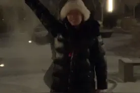 下雪后女儿雪地跳let it go，父亲在身后踩点撒雪，“你不是艾莎却是他的公主” #花式玩雪哪家强 #来自爸爸的宠爱 #下雪就要这样玩