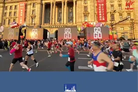 今天清晨，2023上海马拉松赛在外滩金牛广场鸣枪开跑。此次“上马”以“申爱相拥，卓越共进”为口号，重新采用一枪起跑的形式，所有跑者同枪起跑。（供稿：黄浦区融媒体中心）视频封面