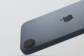 苹果整活？iPhone16e没有闪光灯！！ 宣传片里出乌龙了视频封面
