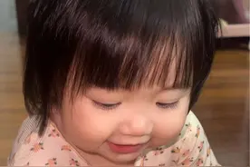 谁会拒绝乖乖拿汉堡  过来给你吃的女鹅呢～#人类幼崽迷惑行为大赏 #最忙的小孩 #南宁一姐视频封面