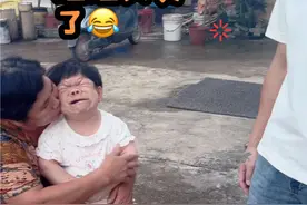 姐姐对于钱的意识很强，她知道钱就是属于妈妈的，谁也不能抢，抢走就哭，或许这也是她爱妈妈的一种方式，知道妈妈不容易！#长不大的姐姐35岁 #记录 #家庭视频封面