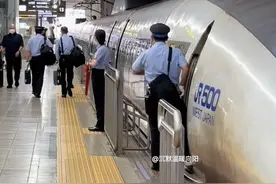 新干线女列车员准点指挥发车 #高铁🚅 #日本新干线 #日本人 #日本人工作态度 #随拍视频封面