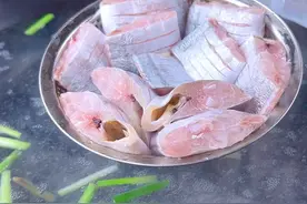 酒店里的老厨师告诉我，最好吃的清蒸带鱼不是蒸出来的，而是用水煮～#清蒸带鱼 #清蒸鱼 #海鲜美食 #跟着抖音学做菜视频封面