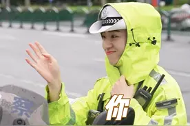 小姐姐戴上了她的帽衫，可爱捏#你好我有一个帽衫 #警察 #陆家嘴女警 #街拍 #下雨天视频封面