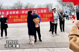 3月1日，河北辛集。“我们全家人为他骄傲”！一家七口齐出动，跨越山河的拥抱，妈妈的眼泪藏着多少牵挂。#退役军人返乡妈妈们忍不住流下热泪#兵哥哥　#回家#退伍不褪色视频封面