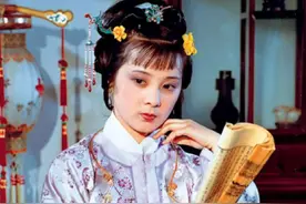 惜春是宁国府的嫡出小姐，父亲兄长还都在世，为何却活在荣国府？