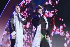 藏族歌手旦巴坚参给卓玛央宗献上洁白哈达  友谊常在 最佳搭档。《遇见林芝 遇见你》#四季如画工布江达 #林芝桃花节 #少数民族的魅力 @旦巴坚参 @卓玛央宗