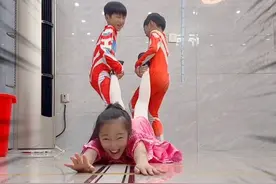 小蚂蚁挠脚视频来啦#看一遍笑一遍 #挠痒痒 #每日一笑视频封面