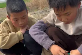 辣条的最新吃法#我的乡村生活 #蚊子守村人 #人类幼崽迷惑行为大赏 #来顿野炊烤肉迎接春天吧视频封面