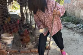 俺村来了个要饭的，把俺妈吓毁了#农村搞笑段子dou上热门视频封面