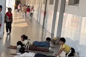 小朋友们的快乐真的很简单，课间一群小朋友在走廊练习“发射”，家长：我宁愿她每天脏兮兮的，也不愿她安安静静坐在教室里（来源：@谭某某~）#学生的精神状态 #童年的快乐总是很简单 #校园生活 #上学 #江西dou知道视频封面
