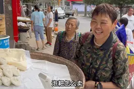 远嫁1000多公里的女儿回家，娘家人都在准备些什么？ 小的时候爸妈都在外面为生活奔波，我和弟弟从小就跟着奶奶和外婆，那时候总想着长大工作了，就要赚很多钱好好孝顺他们，可是真正长大了，却越走越远，外地读书工作，再到远嫁，一年只能回来这么一两次次，但是每一次回来，家里总是会有整整齐齐的亲人们，和一大桌我爱吃的菜，不管我走的多远，家永远都在哪儿始终等着我回来……#亲情 #远嫁 #远嫁姑娘 #日常vlog #记录真实生活视频封面
