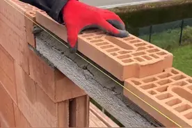 英国🇬🇧榫卯式外墙砖施工工艺，结实耐用又美观#能工巧匠 #施工工艺 #极度舒适 #砌墙 #结实耐用视频封面