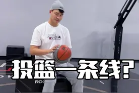 投篮的争议比技术多得多，没有绝对的对与错，给大家分享一个投篮手肘是否正对篮筐的问题讨论，再者正对篮筐的姿势是投篮前还是投篮后，而通过优秀射手的观察大多数都是后者且细化了问题概念之球与手肘的关系，在开始了解之前大家要明白两个概念：投篮是个有情绪化的事情，投篮有各种各样的，#篮球🏀 #篮球技巧教学#投篮姿势视频封面