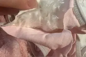 1月4日（发布），有棵树生理期内裤，被指有塑料膜消费者提出质疑。客服回应：正在进行核查中。 视频封面