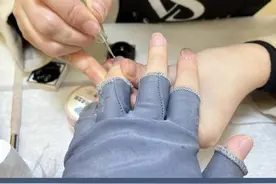 做美甲留根手指能保命？医生:美甲中的建构、上胶等工序，会影响血氧饱和度监测，建议选择一根指头不做或做穿戴甲视频封面