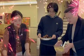 今天就是大年三十啦，我和老妈准备年夜饭，军哥回老家接二位父亲来上海过了团圆年，没有想到二位老父亲…#又是一年除夕至 #蛇年迎春新年大吉 #记录真实生活   #新春拍不停 #年味生活影像视频封面