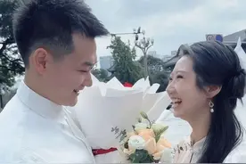 我师姐领证了 她说印章按下去那一刻，她的心突然颤了一下，她的青春故事有了圆满的结局.. 我说愿你遇君之后，誓守此爱，纵沧海桑田，汝爱君之意，恒久而不变。视频封面