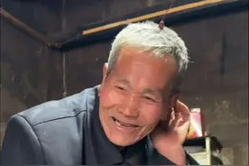 两间小屋，孤独的老人，70多年的故事鲜有人听。孤寡的他，就像一座孤岛，渴望着被靠近，被关爱，我们用收山货的行动让他变现，为他的世界增光添彩！#独居老人 #农村生活 #传递正能量 #山货#抖加 @跑山财哥视频封面
