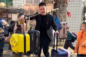 进家门了，大包小包挑进去的！一放假8个外甥们全部来了！看样子要住到过年了！我的老婆本估计不保了！！#江南舅舅 #外甥来了 @抖音短视频视频封面