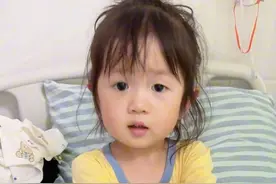 支气管感染 加上肺炎 医生让住院 这也是她第一次住院  抽血扎针的时候她真的太害怕了 她想用尽力气挣脱 导致整栋楼里都是她的哭喊声 因为血管太细 了  还要取两针管的血   最后不得不把两只脚都扎了才够 我抱着她不敢动弹一下 任凭她怎么挣扎 到最后她的衣服和头发也全湿了…… #快点好起来 #只有宝妈才懂吧 #住院的日子视频封面