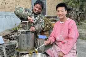 一年只采一次的百花蜜从采到成蜂蜜的全过程 来自大山的的原生态，不停的耕耘，只想用朴实的双手挤出蜜的甜味#百花蜜#农家土蜂蜜 #我为家乡农产品代言视频封面