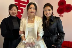 今天小表妹结婚，我和我们家妞花比小表妹都还要高兴，三姨家的小丫头真的长大了，祝我的小表妺新婚快乐，早生贵子， 祝小妹和妺夫白头偕老，永远恩恩爱爱的@杨妞花🌸杨妞妞 @小表妹—杨小炮，愿妹妹们每天开开心心的，越来越好#亲人视频封面