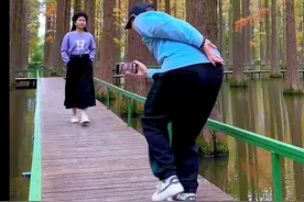 外出游玩这样一镜到底拍小短片也太美了，简单易学又好看#手机运镜 #一镜到底 #小树林 #治愈系风景