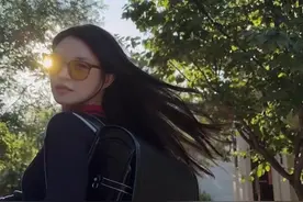 接神兽放学的路上……#太阳下的影子 #背影 #放学视频封面
