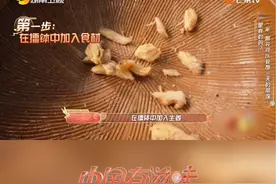 #常德什么最好吃 饕餮食客ella 刘逸云 芝芙 吴昕 在常德姐姐瞿颖 的带领下开始了常德人的一天：嗦粉。汤粉、炒码粉、炖粉、千腌粉、你喜欢哪一种常德米粉呢？