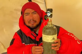 登顶世界第二高峰乔戈里峰K2后下撤至C3营地 一周瘦了20斤 世界上有许多容易事吧，但减肥可能是最容易的了。现在海拔7350米，已经2天没有大便了，马上准备继续下撤了。#乔戈里峰 @抖音短视频 @DOU+小助手视频封面
