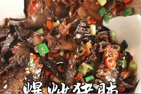 抽华子的猪 今天炮哥安排一道抽过华子的猪给你们恰， 烟熏猪肺这样炒才好吃#彭厨 #我的乡村生活 #新农人计划2024 #抖音新农人 #农村美食视频封面