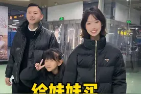 上次给姐姐买吊坠喜欢小宝的小姐姐们说 怎么没给小宝买一个好可怜 琪宝答应给妹妹买一个 今天给安排上了#姐妹情深一辈子