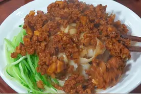 以后想吃炸酱面了，你就像我这样在家做，做法简单，酱香浓郁又好吃。#妈呀太香了 #炸酱面视频封面