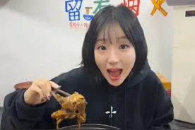 这个韩国人又见到了独特的火锅！！羊蝎子火锅！！中国真的每个地方都有不同的火锅呀！虽然名字有点让人有点混软，但是但是味道完全绝了呀ᕕ( ᐛ )ᕗ 吃一口就跳出帮！帮！帮！#韩国人 #留学生 #韩国人在中国 #日常vlog #羊蝎子火锅视频封面