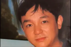 磊爸年轻时也是一个健康阳光的大男孩，吃苦耐劳毫无怨言，也许是因为磊宝是他们家的六代单传，对磊磊更是疼爱有加。磊磊也很乖巧听话，对车很是喜欢，记得带他出去玩的时候，看到马路上各式各样的车，他能认识不少牌子。对爸爸的摩托车更是爱不释手，坐在前面让爸爸带着兜风是每天的惯例，赖着不下来也是常有的事，真不知道现在的磊磊是不是还喜欢？#曾经的少年已不再年少 #王磊的爸爸 #那些年那些事 #寻儿王磊 #希望你健健康康的比什么都重要视频封面