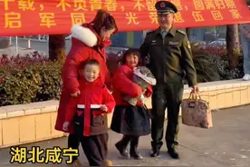#致敬老兵 戎装二十年转业回家#君子于役不问归期 始于2004入伍，止于2024年转业 妻子带着孩子迎接老公回家视频封面