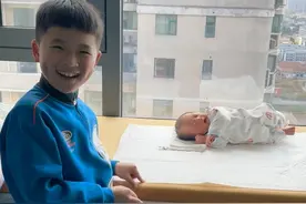 第一次坐月子，是婆婆一手照顾，那本厚厚的月子食谱见证了她的用心；这次月嫂来了，婆婆变身小助理，那种如释重负的轻松，同样是来自婆婆和奶奶的责任感。 #小玉一家人 #婆媳相处 #婆婆也是妈 #坐月子 #好婆婆和好媳妇是相互的视频封面