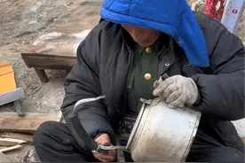 大爷赶集修锅 补锅，换个烧水壶把手10块钱，简单修修补补才收几块钱。视频封面