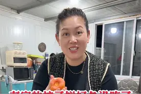 阿刚说这样的星期天才有劲，你看和嘉琪一起做了个摘果神器，树梢上的果子都摘得到了，看着红扑扑的柿子真稀罕人，今天做一个老家的柿子饼，好久没吃了，就是小时候的味道，你们都吃过吗？ #记录真实生活 #田园生活 #幸福一家人 #夫妻日常 @DOU+小助手视频封面