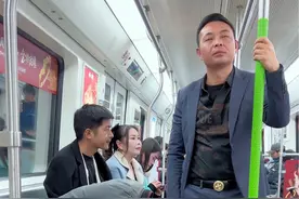 只要人人都献出一点爱帮助需要帮助的人，关爱老、弱、病、残、孕，让世间充满爱!#感动瞬间 #正能量 #传递正能量#万万没想到视频封面