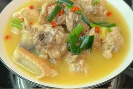 今天用半只三黄鸡来煮个鸡汤吃吃，#煮鸡肉 #煮鸡汤 #鸡汤 #日常做饭 #家常便饭